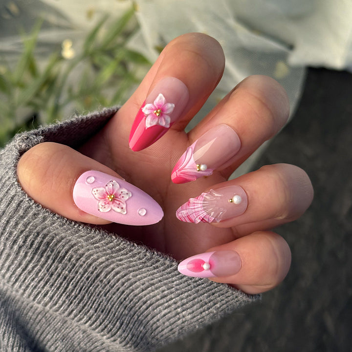 Elegantes, mit Blumen verziertes Press-On-Nagel-Set Karnz