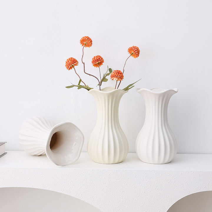 Elegante gerippte Keramikblumenvase