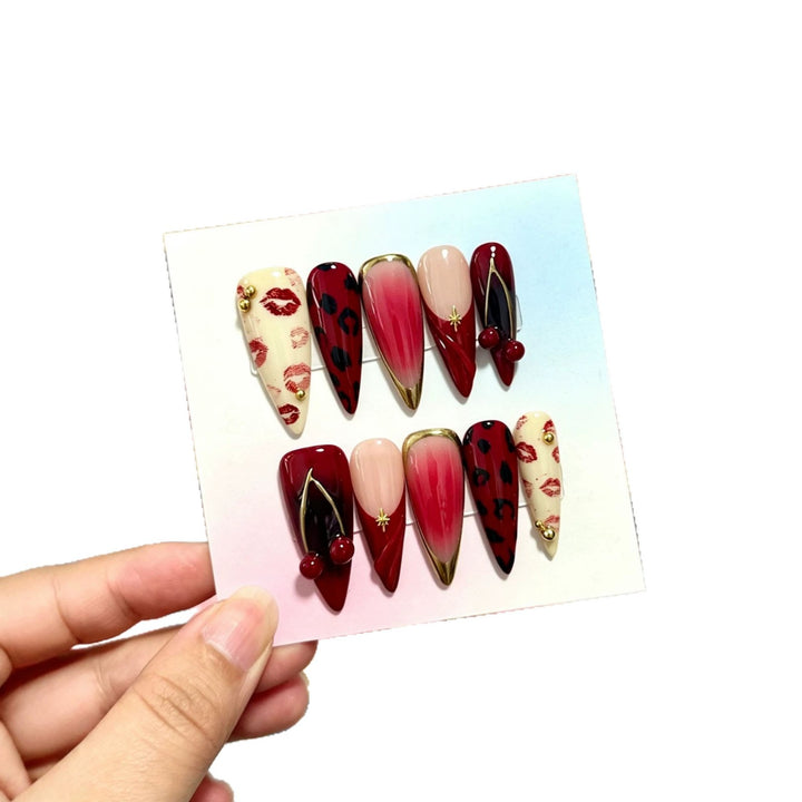 Künstlerisches Press-On Nagelset mit einzigartigen Lippen- und Tierdruckdesigns