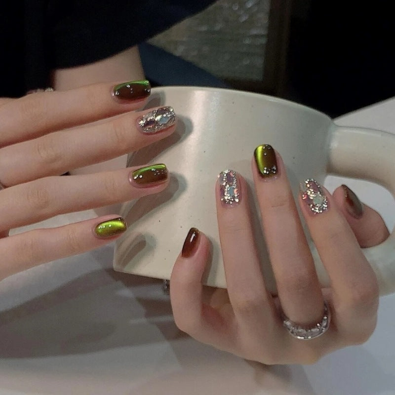 Iridescent Nail Art Extensions mit Glitter-Akzenten