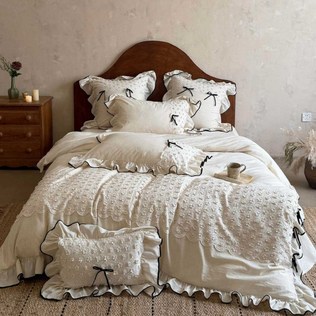 Romantisches Baumwoll-Leinen Bettwäsche-Set mit Broderie Anglaise, Volants und Kontrastpaspel