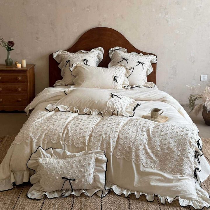 Romantisches Baumwoll-Leinen Bettwäsche-Set mit Broderie Anglaise, Volants und Kontrastpaspel