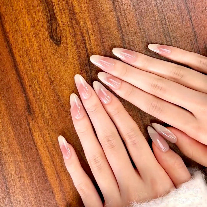 Elegante Druck-Nageltips mit goldenen Akzenten Karnz
