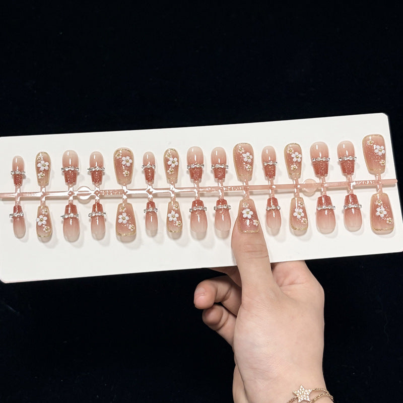 Künstlerische Press-On Nagelkunst mit floralen und Glitzerakzenten Karnz