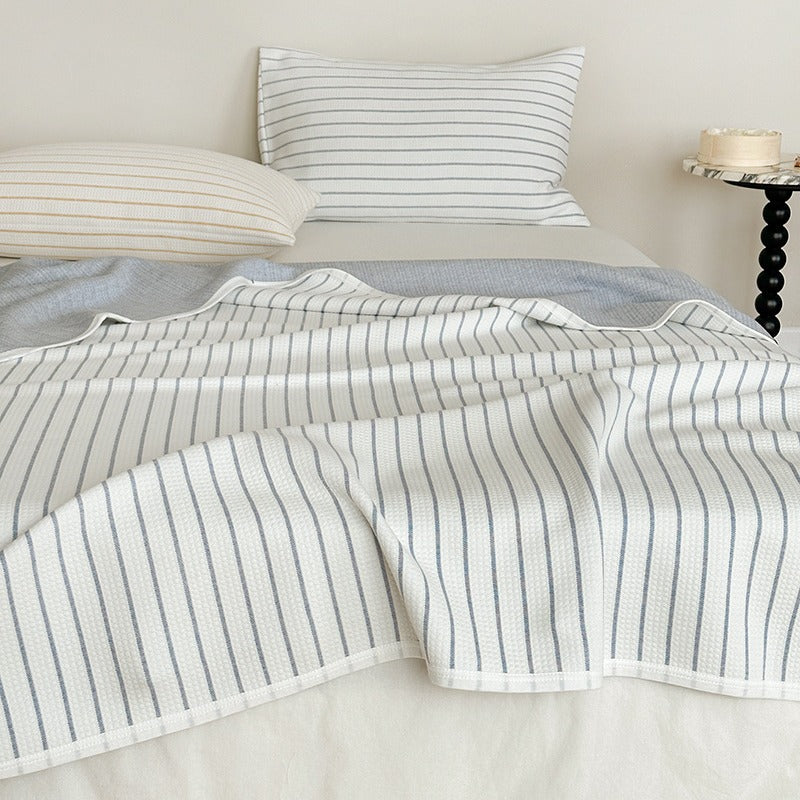 Wendbare Jacquard-Strickdecke mit feinen Streifen & passendem Kissenbezug-Set