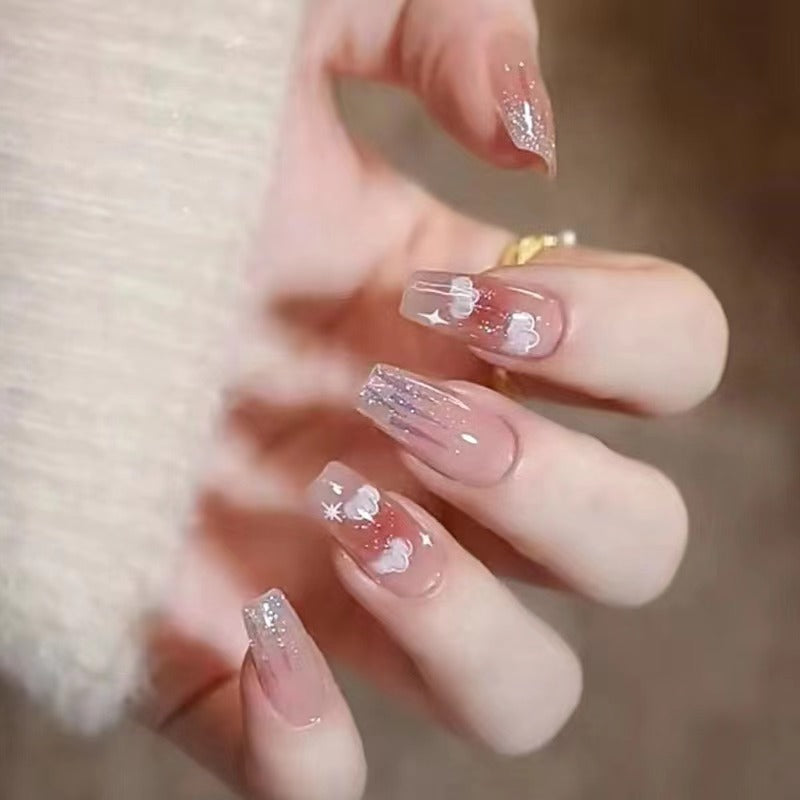 Kunstvolle Nagelkunst mit Wolken-Design Karnz