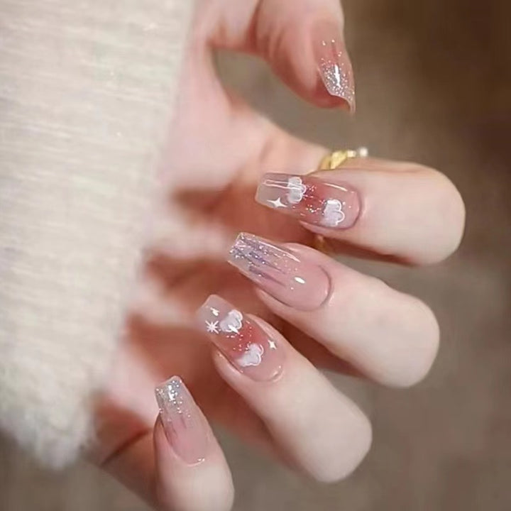 Kunstvolle Nagelkunst mit Wolken-Design Karnz