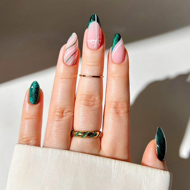 Kreatives Nagel-Kunstset mit Glitter- und Ornamentverzierungen Karnz