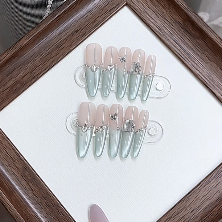 Elegantes Press-On-Nagelset mit Kristallakzenten Karnz