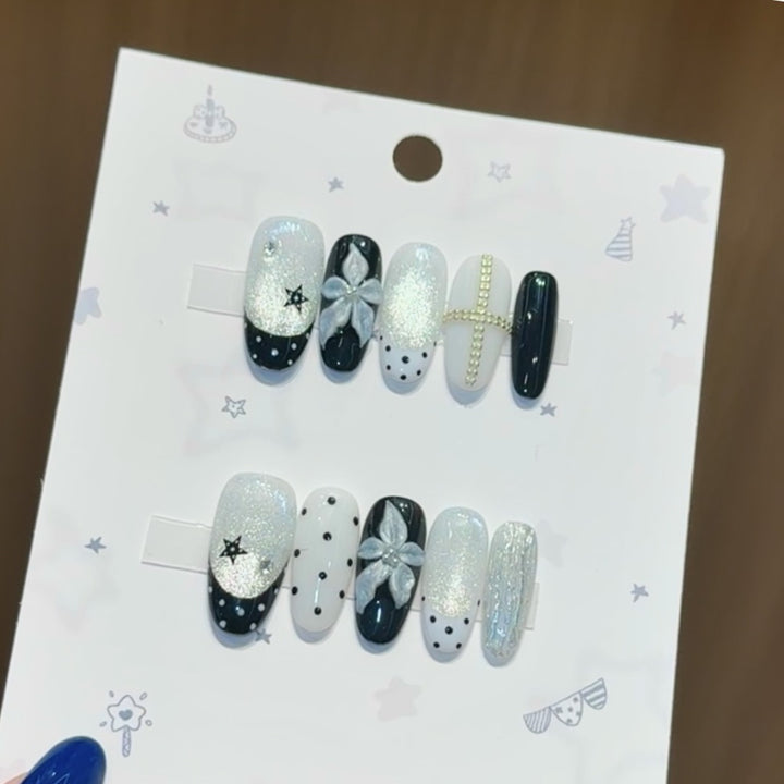 Glamouröse Kunstnagelspitzen mit Floralen Akzenten Karnz