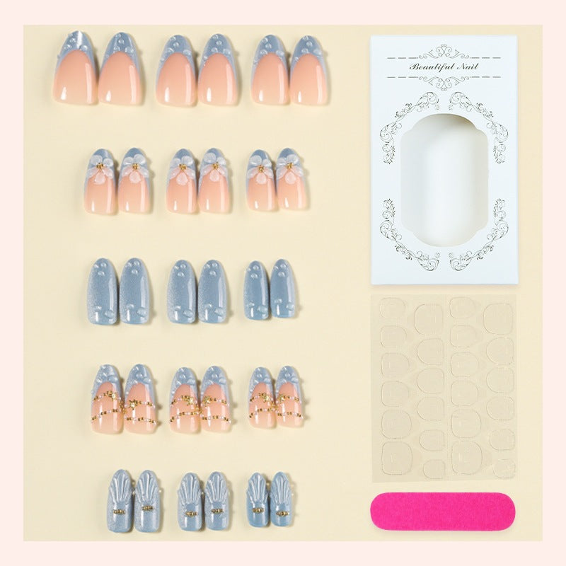 Kreatives Kunstnagelset mit eleganten Blüten- und Glitzerakzenten Karnz