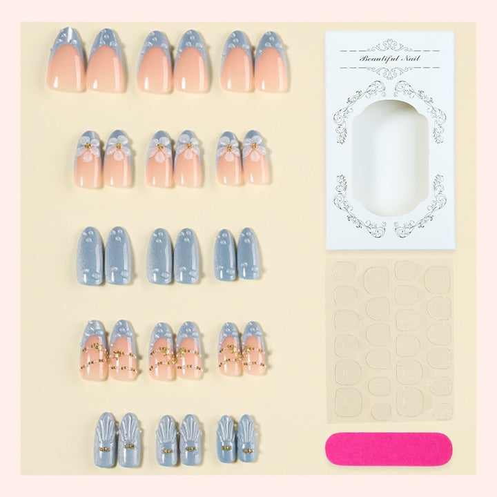 Kreatives Kunstnagelset mit eleganten Blüten- und Glitzerakzenten Karnz