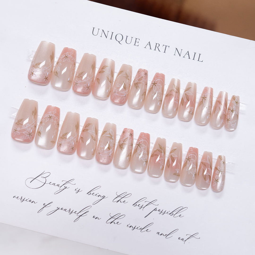 Elegante Press-On-Nagelkunst mit floralen Details
