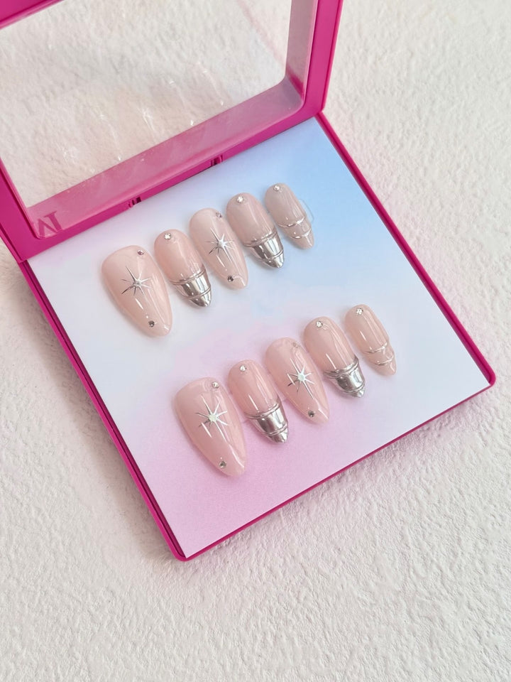 Luxuriöses dekoratives Press-On-Nagelset mit Edelsteindekoren