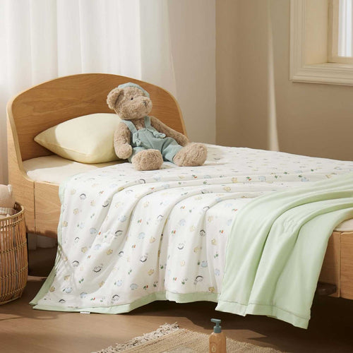 Doppellagige Babykrabbeldecke aus Baumwoll-Jersey mit leichter Wattierung und zartem Allover-Tierprint