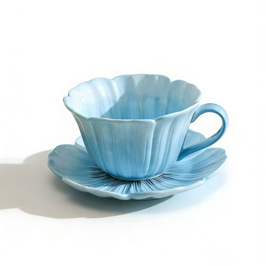 Keramiktasse mit Untertasse in Blütenform