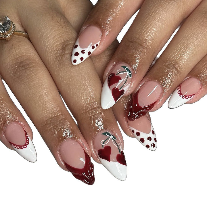 Kreatives Kunstnagelset mit romantischem Herz-Design und verspielten Akzenten Karnz