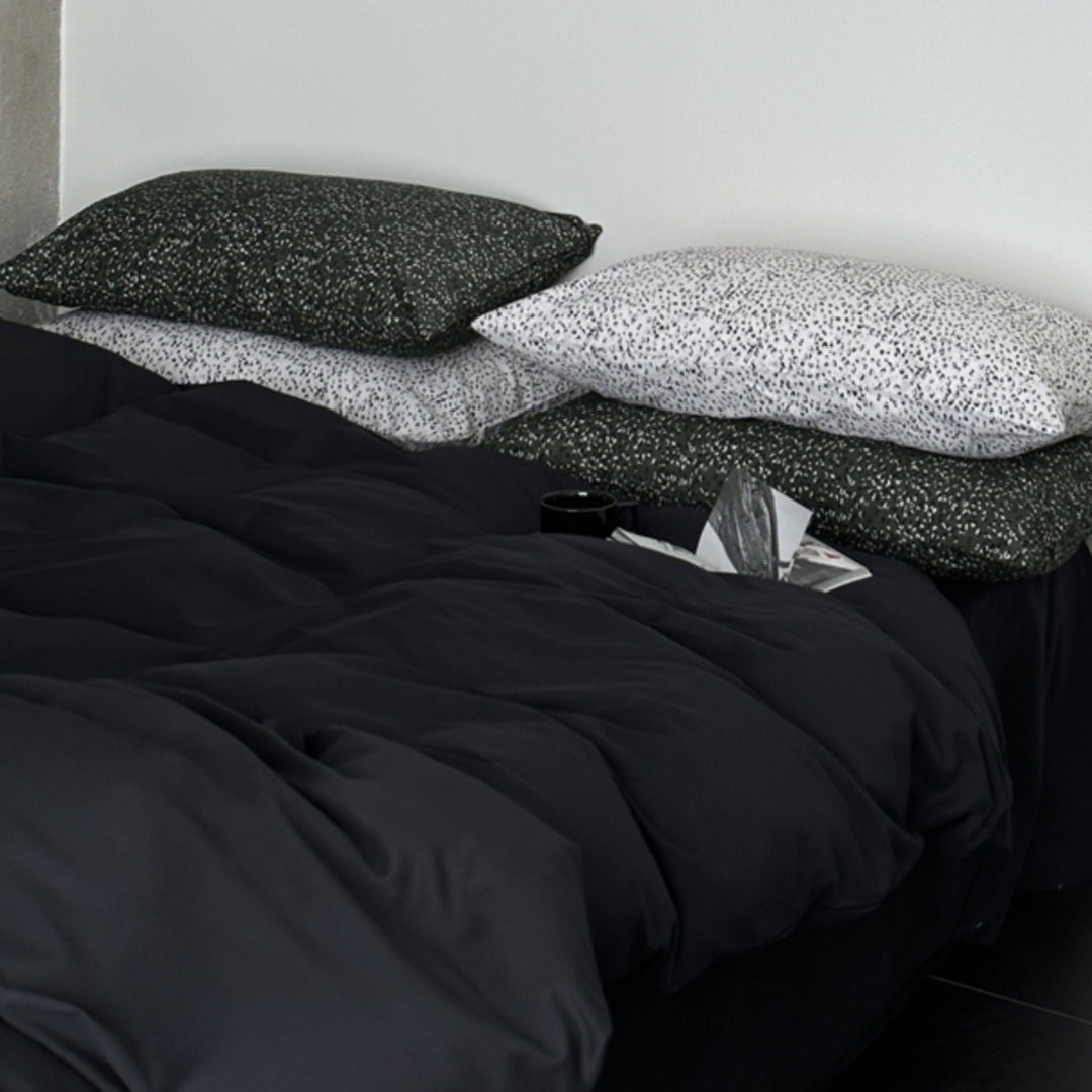 Modernes Satin-Bettwäsche-Set mit Steppdecke-Optik und gemusterten Kissenhüllen