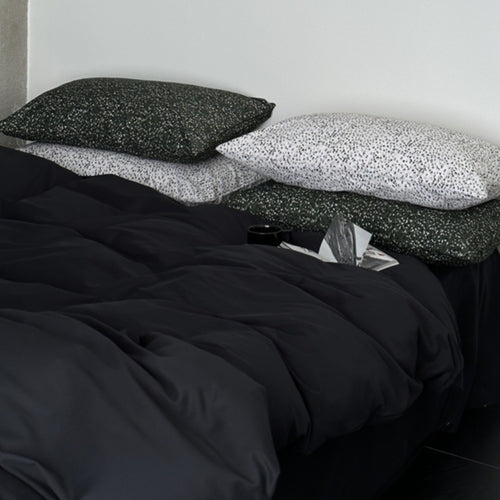 Modernes Satin-Bettwäsche-Set mit Steppdecke-Optik und gemusterten Kissenhüllen