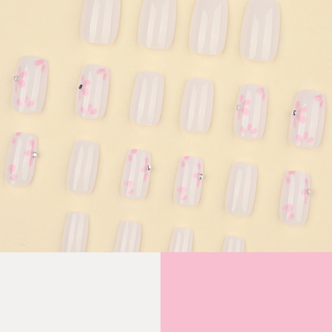 Kunstvolle Nagelkunst mit zarten Blütenmotiven Karnz