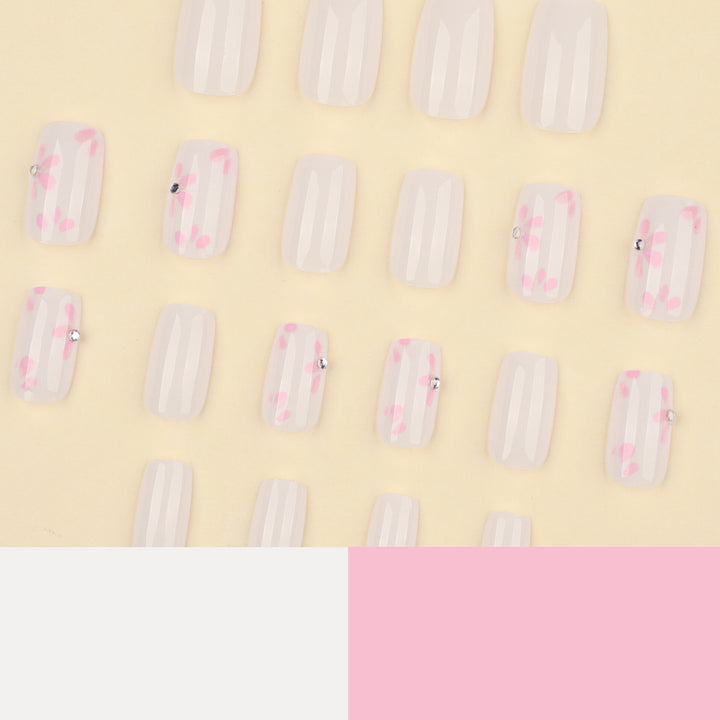 Kunstvolle Nagelkunst mit zarten Blütenmotiven Karnz