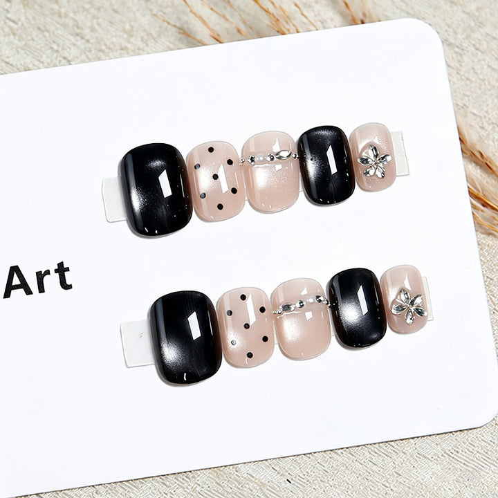 Kunstnagelset mit glamourösen Akzenten und zarten Designs Karnz