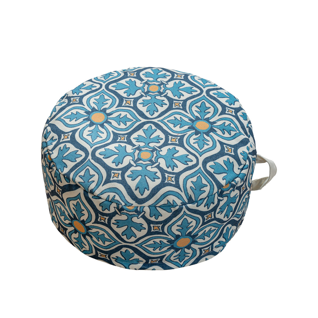 Rundes Sitzpouf mit gewebter Jacquard-Struktur und praktischem Tragegriff Karnz
