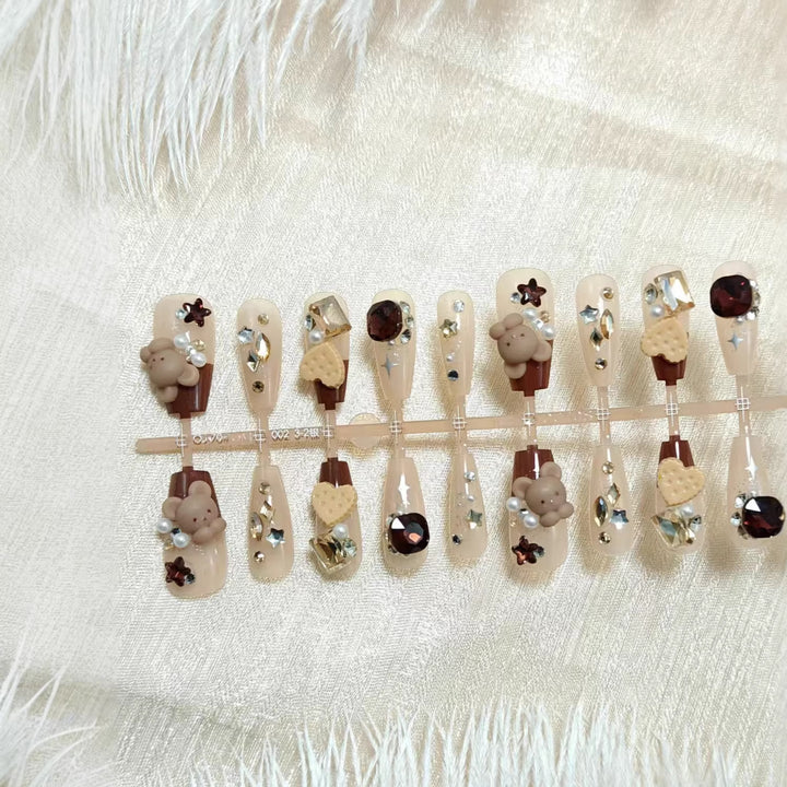 Kreative Kunstnägel mit Tierischen Motiven und Glitzerakzenten Karnz