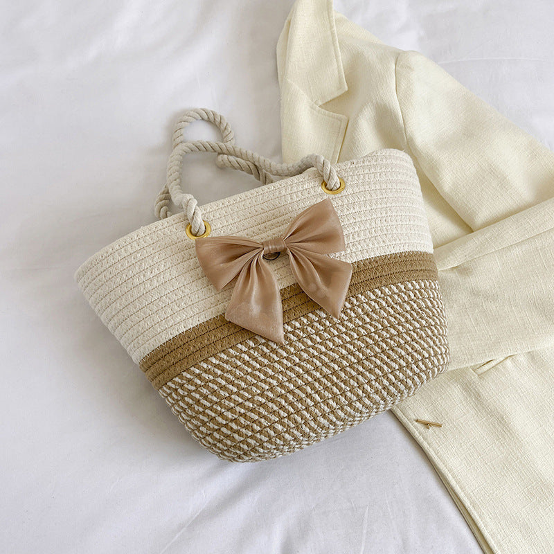 Handgefertigte Strohtasche mit floralem Detail Karnz