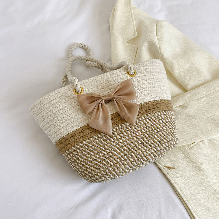Handgefertigte Strohtasche mit floralem Detail Karnz