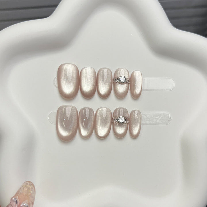 Elegantes Press-On-Nagelset mit dekorativen Akzenten