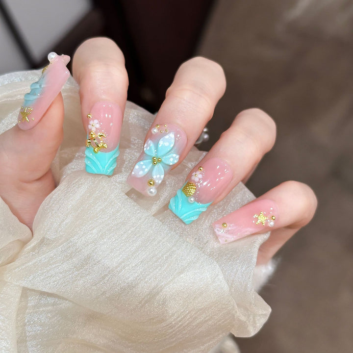 Dekoratives Press-On Nagelkunstset mit floralen und Juwelenakzenten