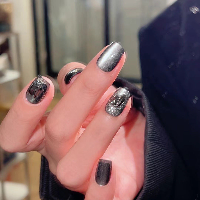 Kunstnägel mit trendigem Metallic-Design Karnz