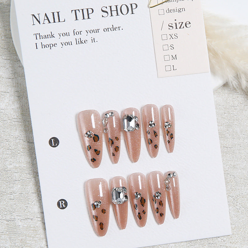 Glamouröses Kunstnagelset mit lustigem Leoparden-Muster und glitzernden Akzenten Karnz