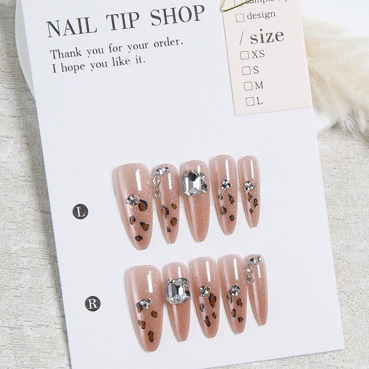 Glamouröses Kunstnagelset mit lustigem Leoparden-Muster und glitzernden Akzenten Karnz