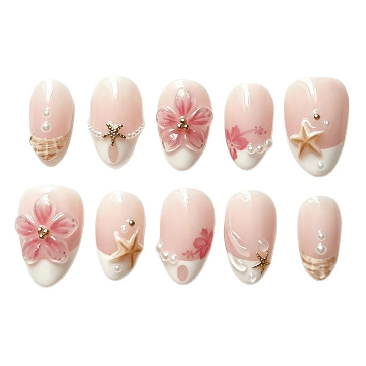Kunstnagelset mit maritimen Details und floralen Akzenten Karnz