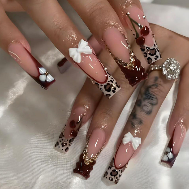 Kunstnagelset mit extravaganten Designs Karnz