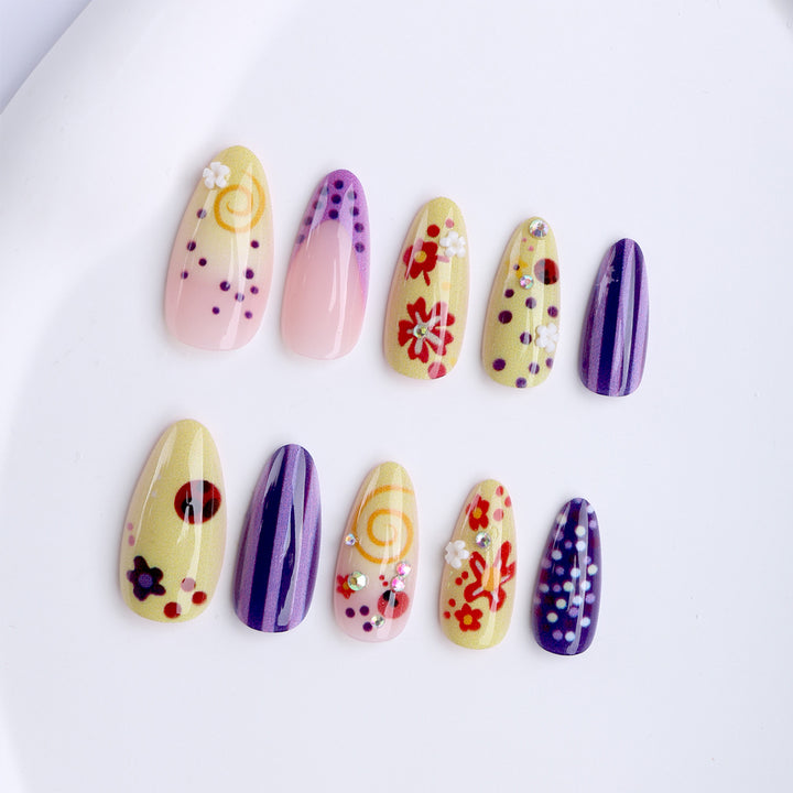 Künstliche Fingernägel mit Floralem und Geometrischem Design Karnz