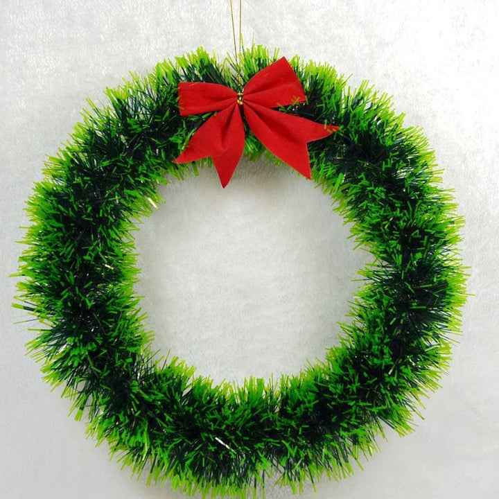 Festlicher Weihnachtskranz mit Schleife