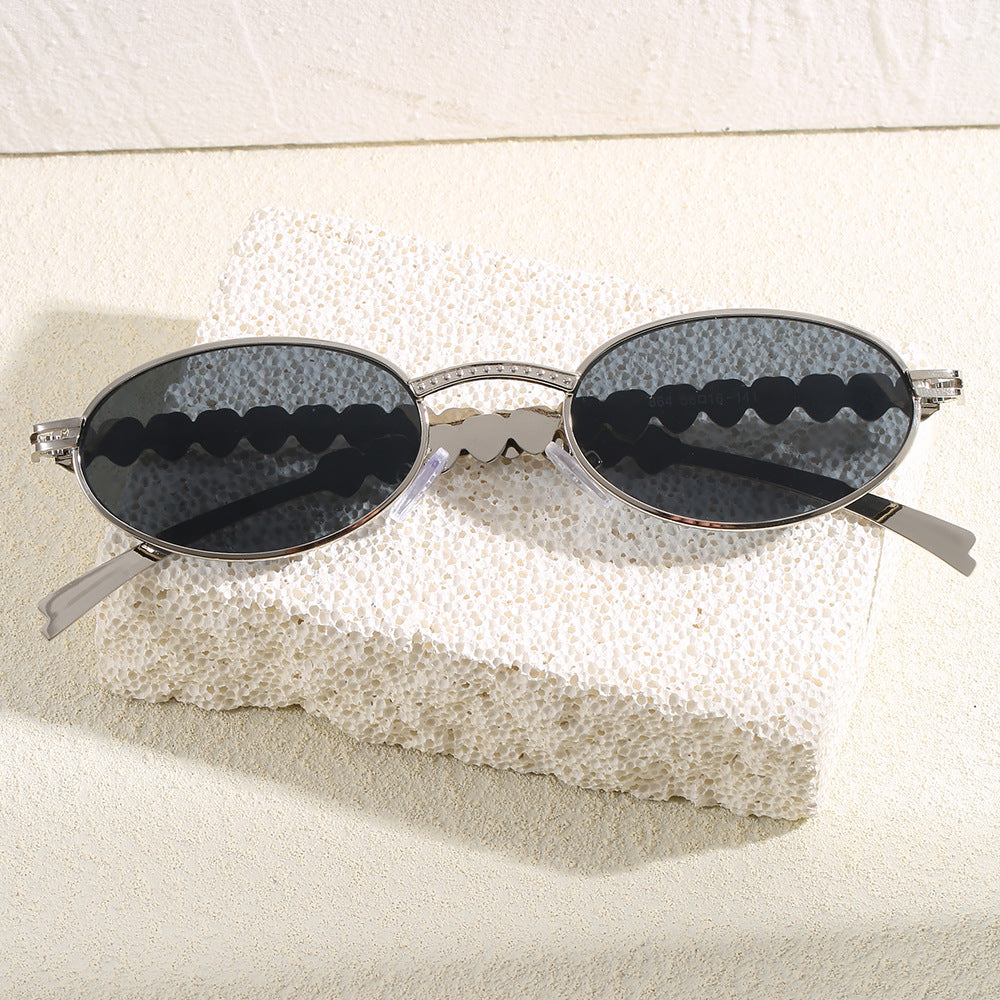 Modische Sonnenbrille mit Ovalem Rahmen und Luxuriösem Akzent Karnz