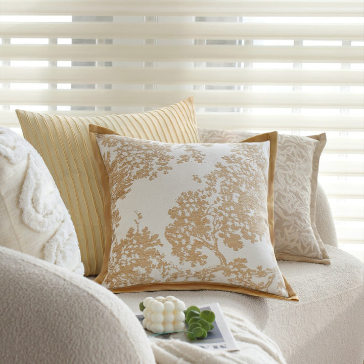 Quadratischer Zierkissenbezug mit feinem Jacquard‑Blattrelief, Paspelrand und pflegeleichtem Baumwoll‑Mix Karnz