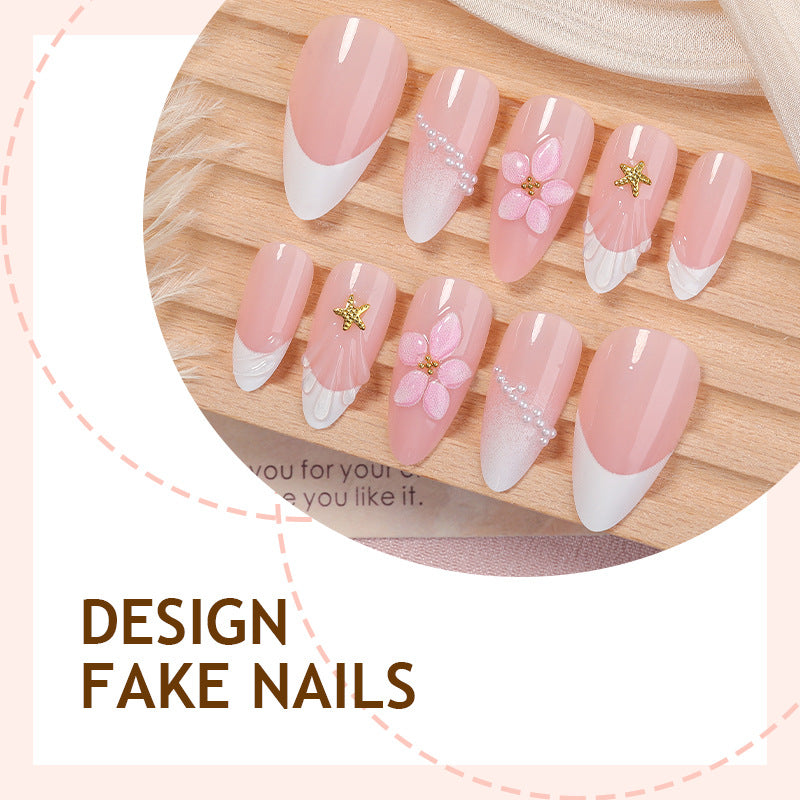 Kunstnagelset mit zarten Blüten- und Dekorelementen Karnz