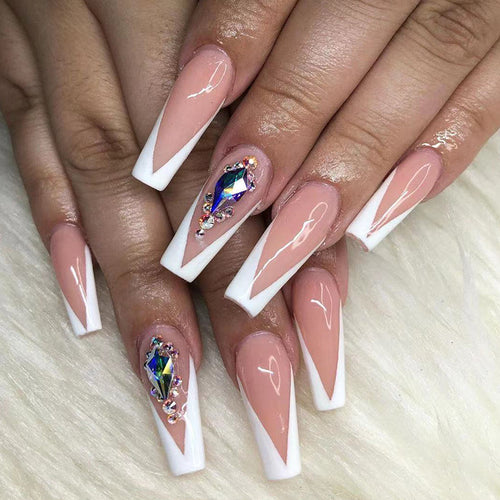 Kunstvolle Nagelverlängerungen mit eleganten Glitzerakzenten Karnz