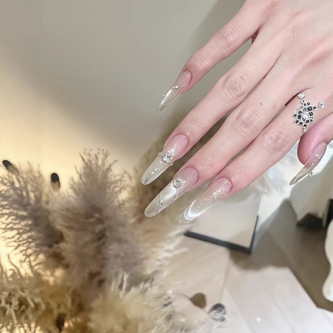 Künstlerische Stiletto Nagelkunstverlängerungen mit Strassakzenten