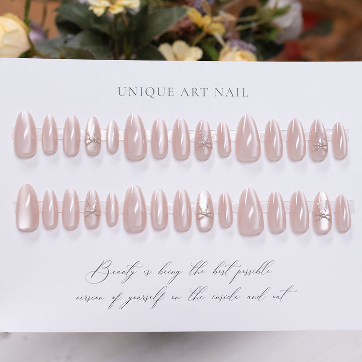 Elegantes Press-On-Nagelset mit dekorativen Akzenten
