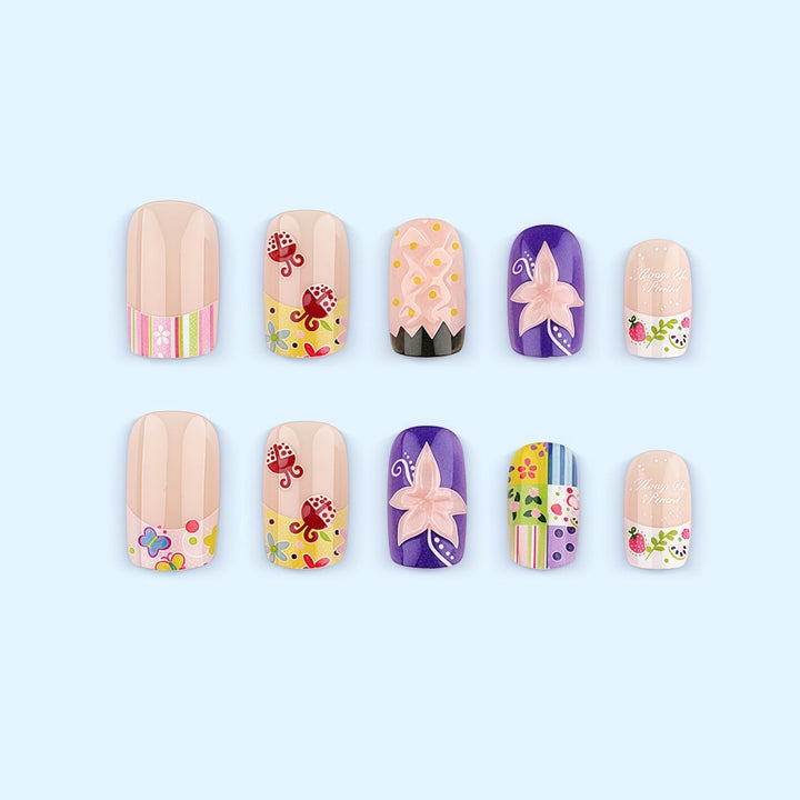 Kreative Kunstnagelset mit fröhlichen Mustern und Blumendesigns Karnz