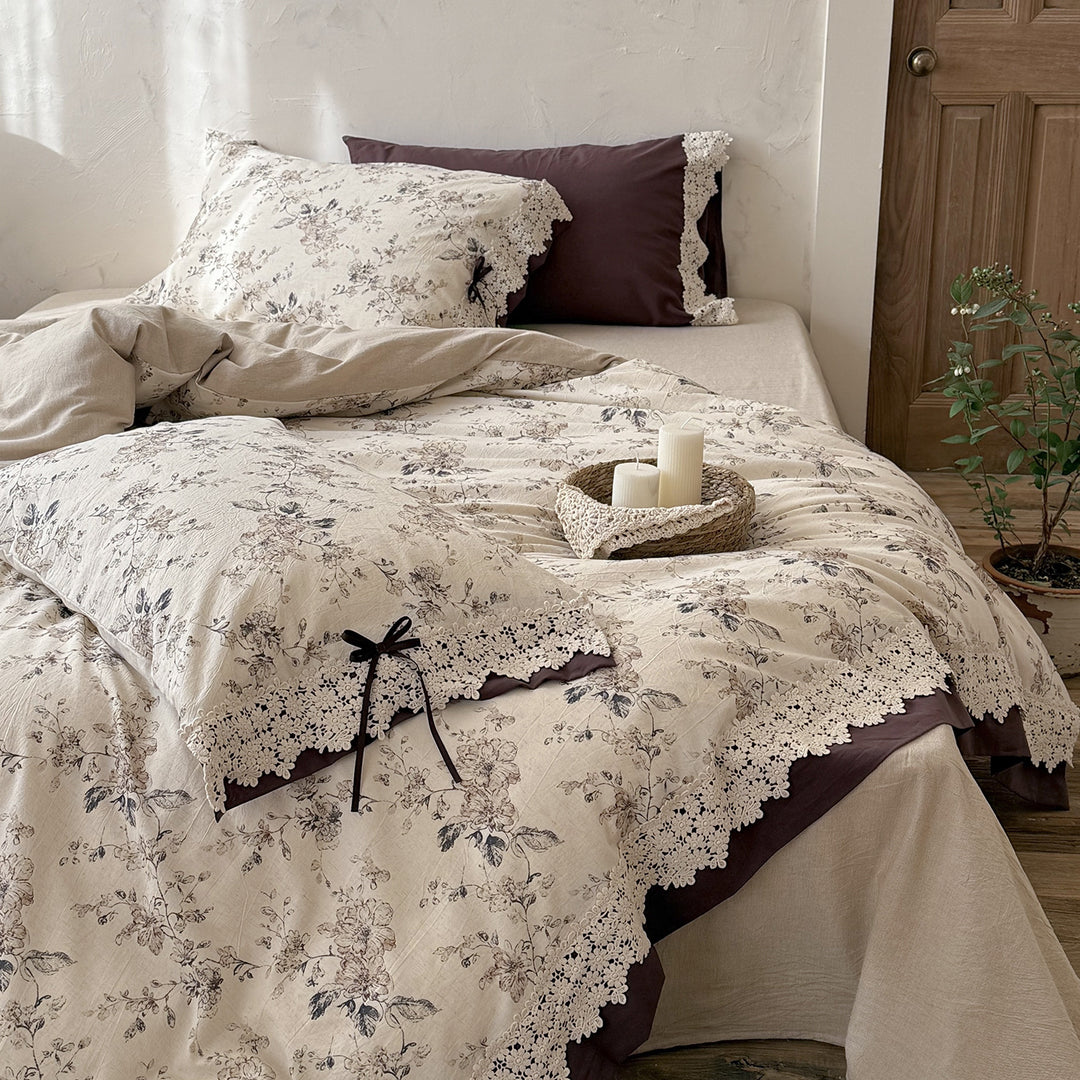 Satin-Bettwäsche-Garnitur mit romantischem Blumenmuster und Spitzenbordüre Karnz