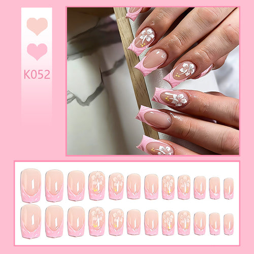 Kunstnägel mit floralen Designs und eleganter Form Karnz