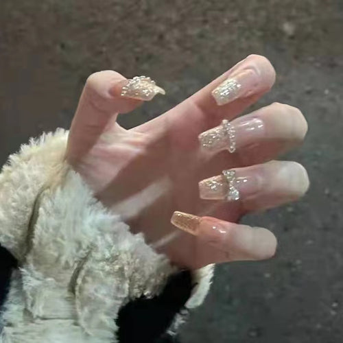 Glamouröse Kunstnägel mit funkelnden Strass- und Glitzerelementen Karnz