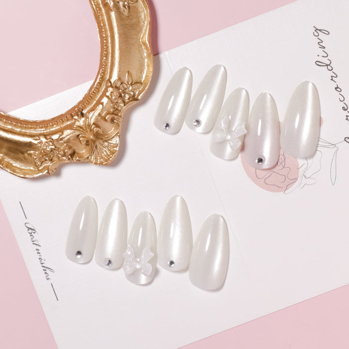 Elegante stilettoförmige Press-On Nägel mit dekorativen Schleifenakzenten Karnz